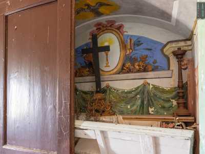 ...e persino un piccolo altare decorato, nascosto da due ante in legno